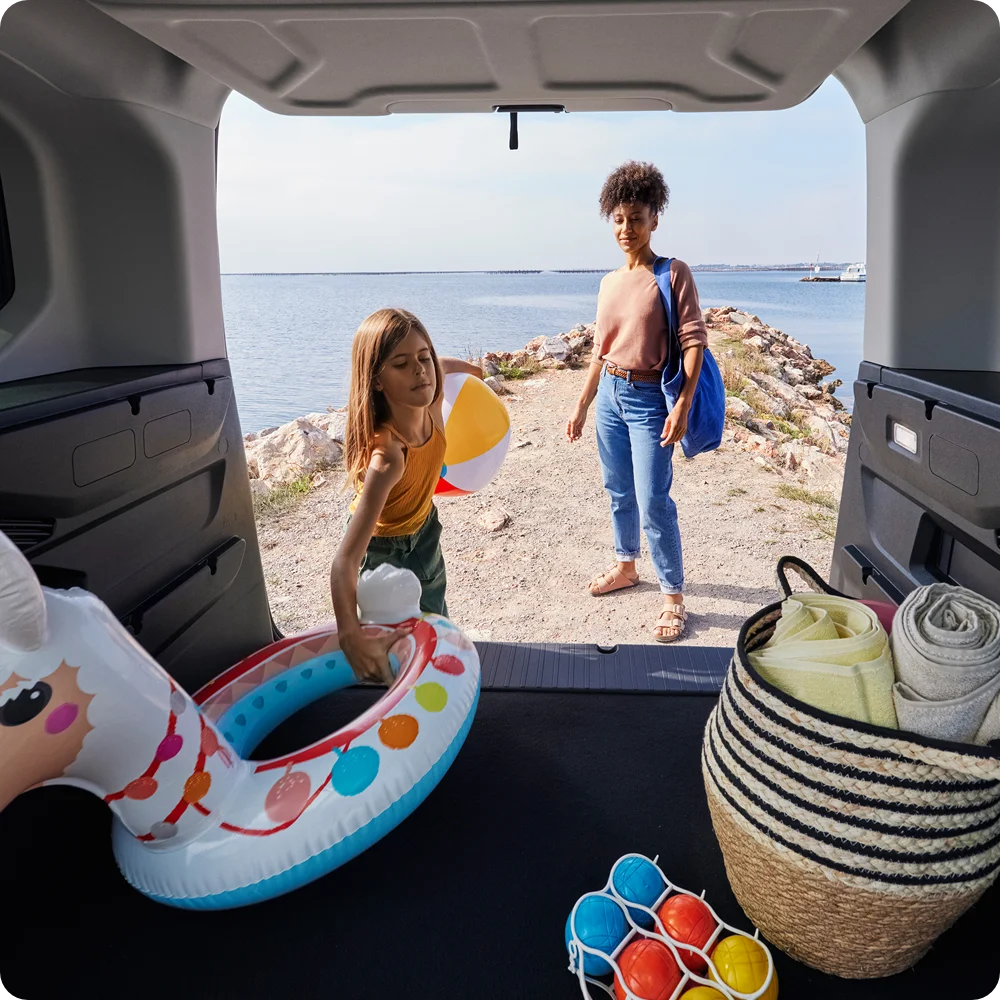 Vista interior trasera del Berlingo destacando espacioso versátil layout con up to 7 seats, confort y familiar flexibility