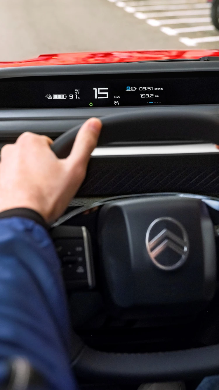 Vista del salpicadero desde el conductor del Citroën ë‑C3 SUV eléctrico destacando la gran pantalla conectada para una movilidad urbana intuitiva, moderna y asequible.