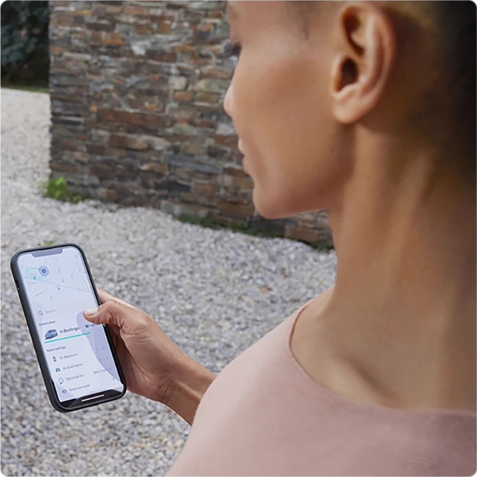 Person using smartphone to acceso Citroën servicios conectados para vehicle management y remote features