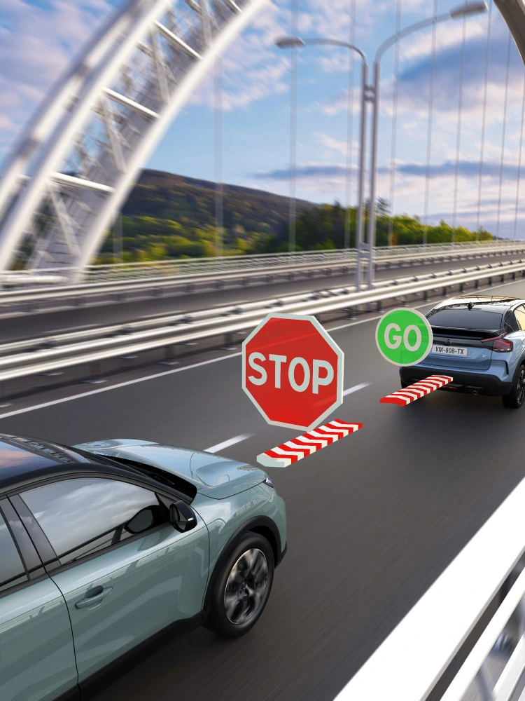 Vista lateral del ë-C4 con Control de Crucero Adaptativo Stop & Go destacando seguridad, tecnología y confort para una conducción más segura y premium.