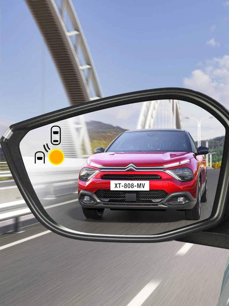 Vista del retrovisor del ë-C4 con Alerta de Ángulo Muerto destacando seguridad, visibilidad y tecnología para una conducción con confianza y premium.