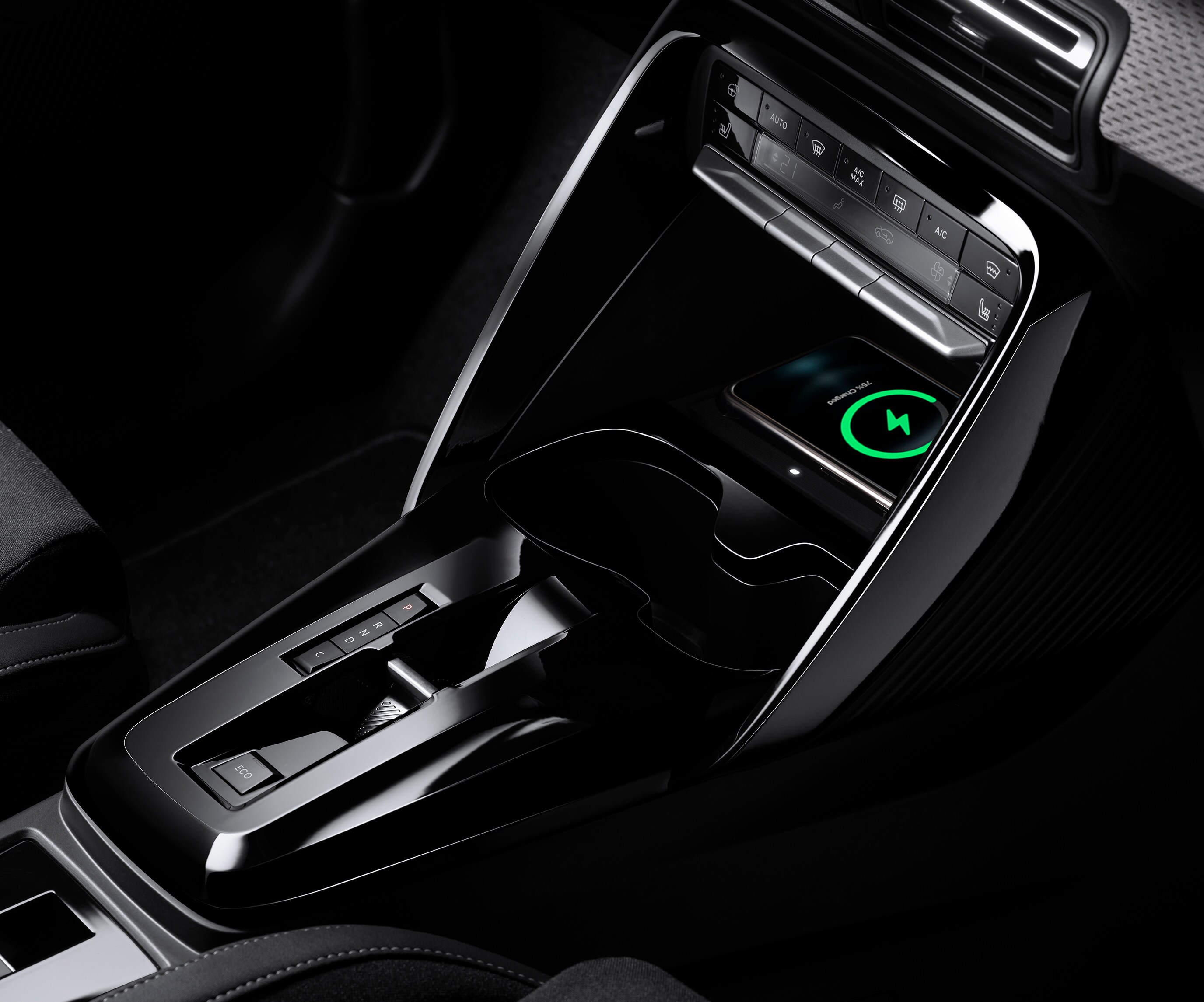 Vista en primer plano de la consola del Citroën C3 SUV destacando la carga inalámbrica para una movilidad diaria práctica y asequible.
