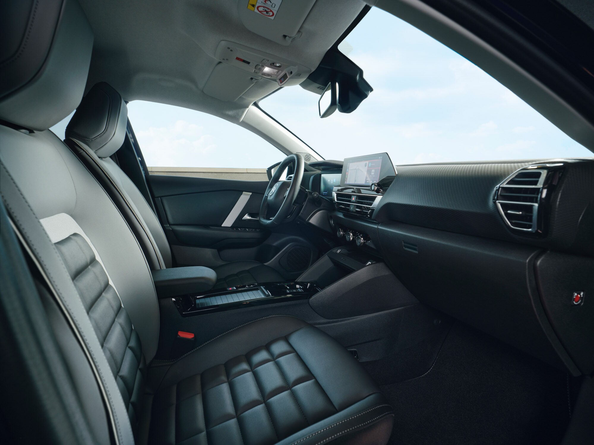 Vista interior frontal del ë-C4 destacando confort espacioso, asientos premium, luminosidad y diseño para un entorno de conducción sereno y moderno.