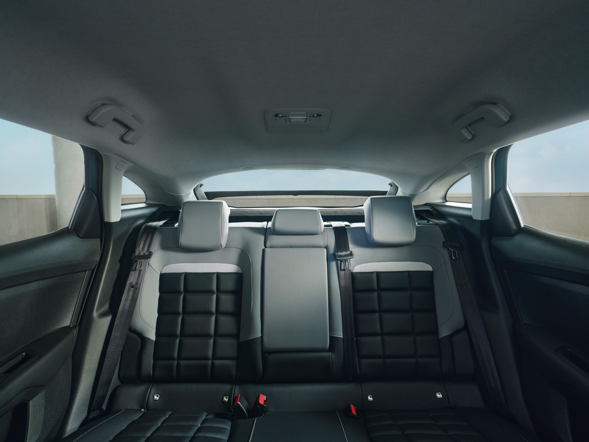 Vista interior frontal del ë-C4 destacando confort espacioso, asientos premium, luminosidad y diseño para un habitáculo sereno y moderno.