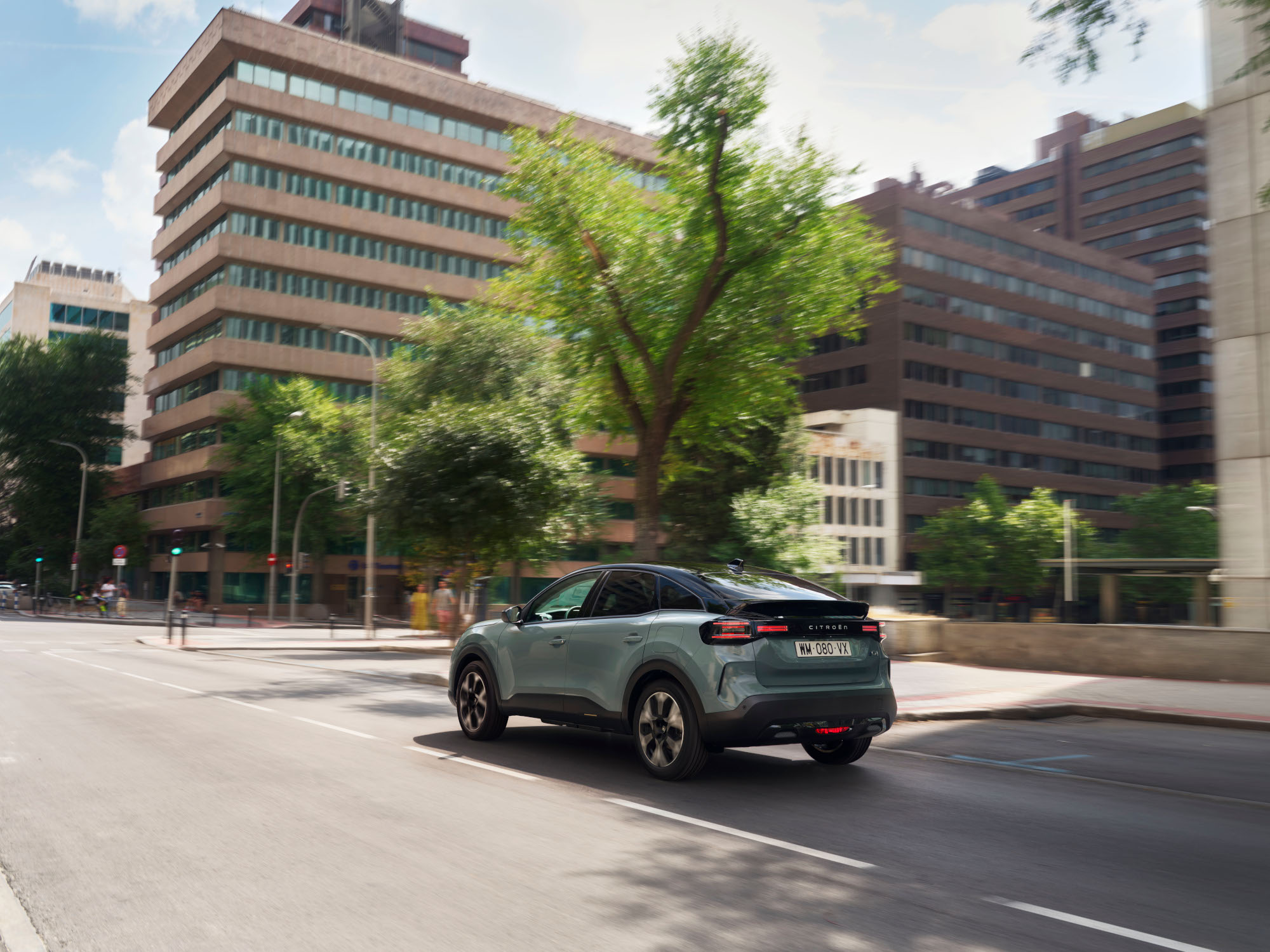 Vista trasera tres cuartos del ë-C4 destacando diseño elegante, seguridad, aerodinámica y confort para una presencia urbana fluida y premium.