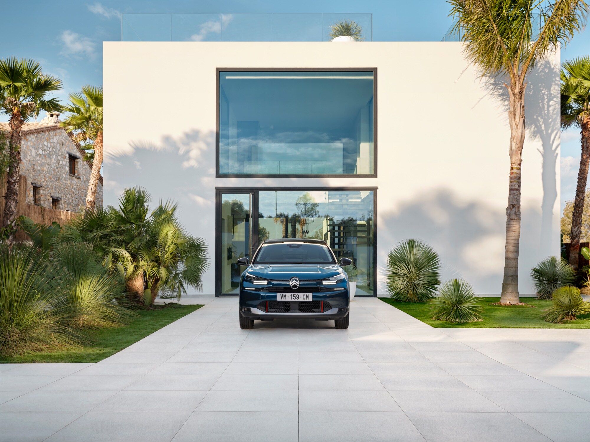 Vista frontal del ë-C4 Azul Eclipse destacando diseño elegante, seguridad y aerodinámica para una presencia arquitectónica moderna y premium.
