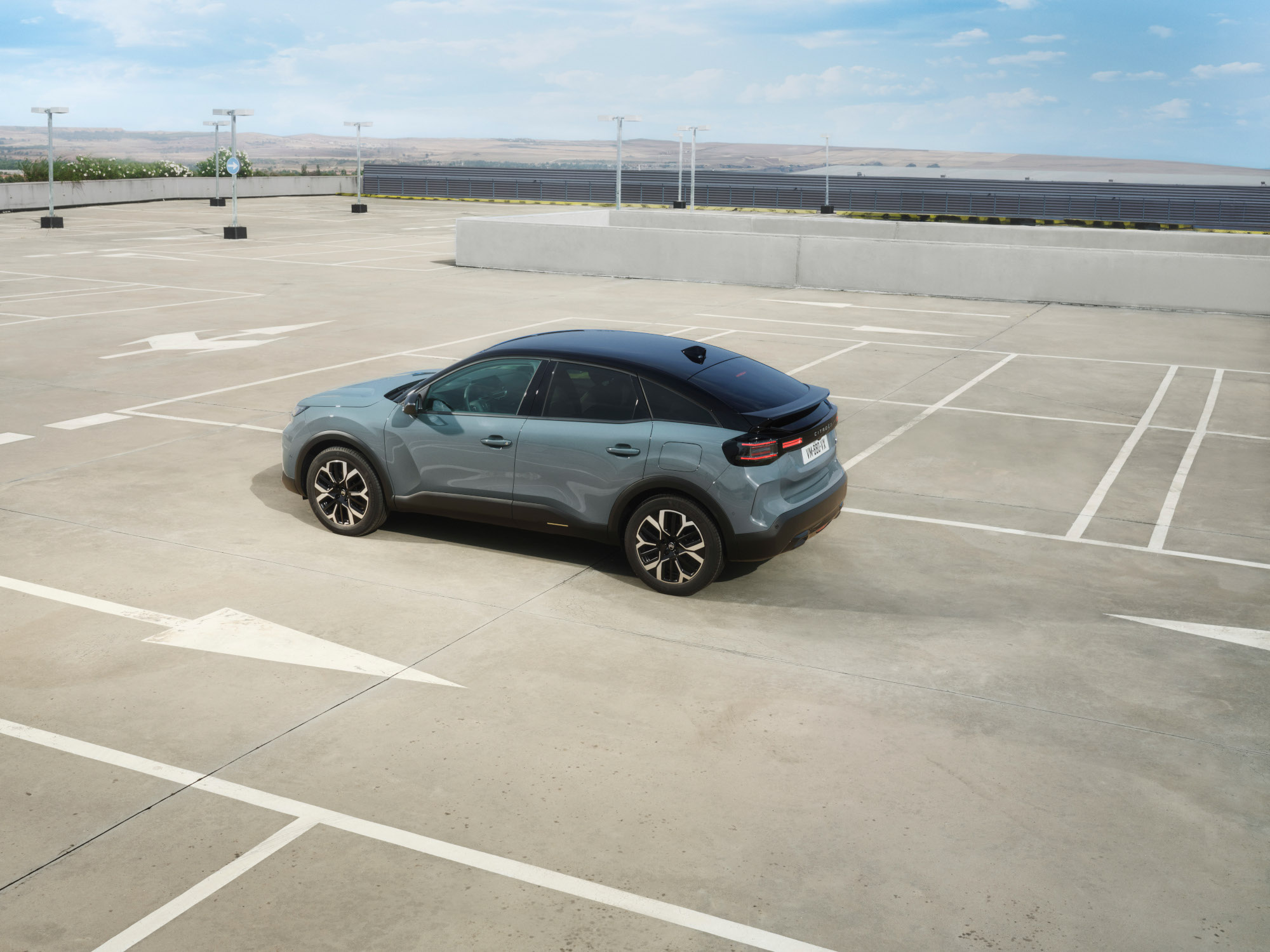 Vista trasera tres cuartos del ë-C4 destacando diseño elegante, seguridad, aerodinámica y confort para una presencia urbana premium.