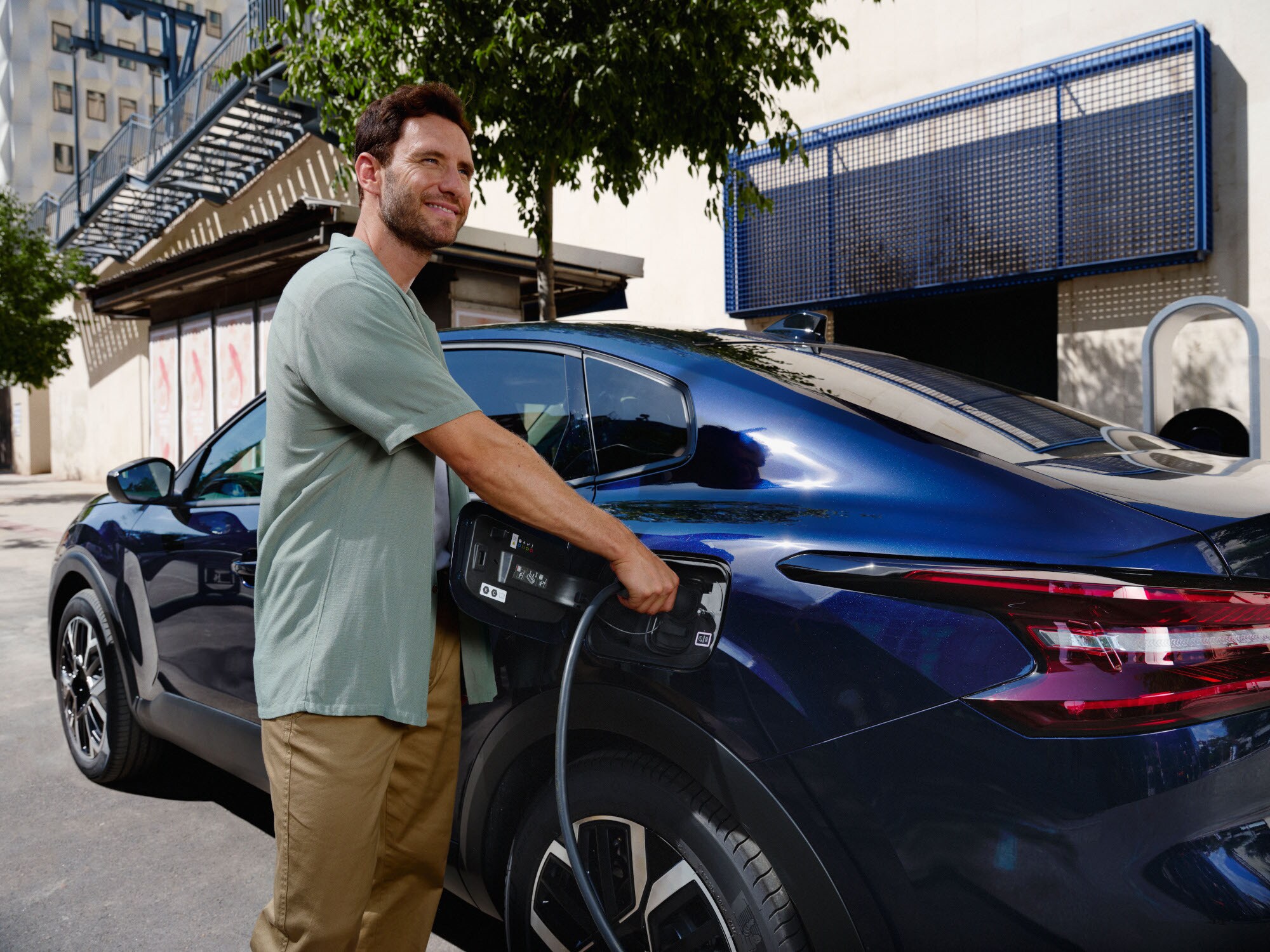 Vista de carga del Citroën C4 X fastback mostrando fácil acceso al enchufe para una movilidad eléctrica práctica y eficiente.