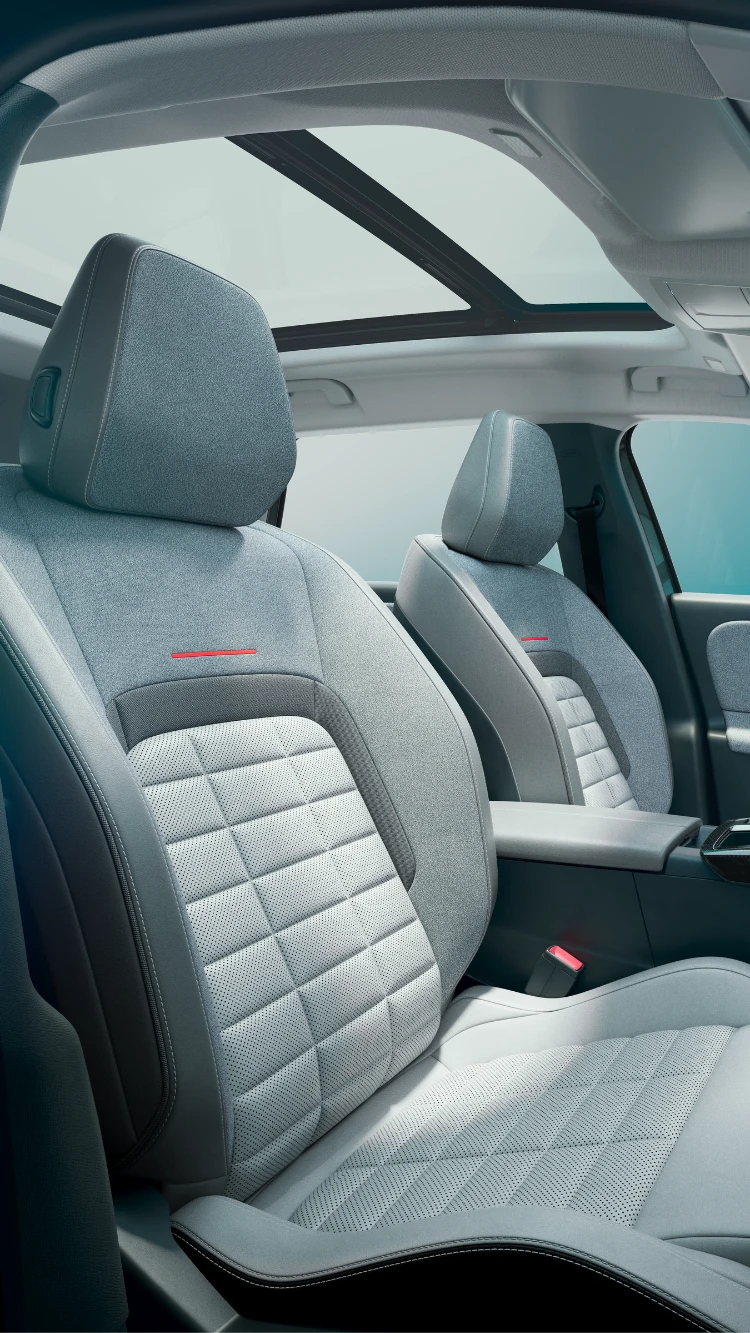 Vista interior frontal del C5 Aircross destacando asientos Advanced Comfort, apoyo, diseño y bienestar mejorado.