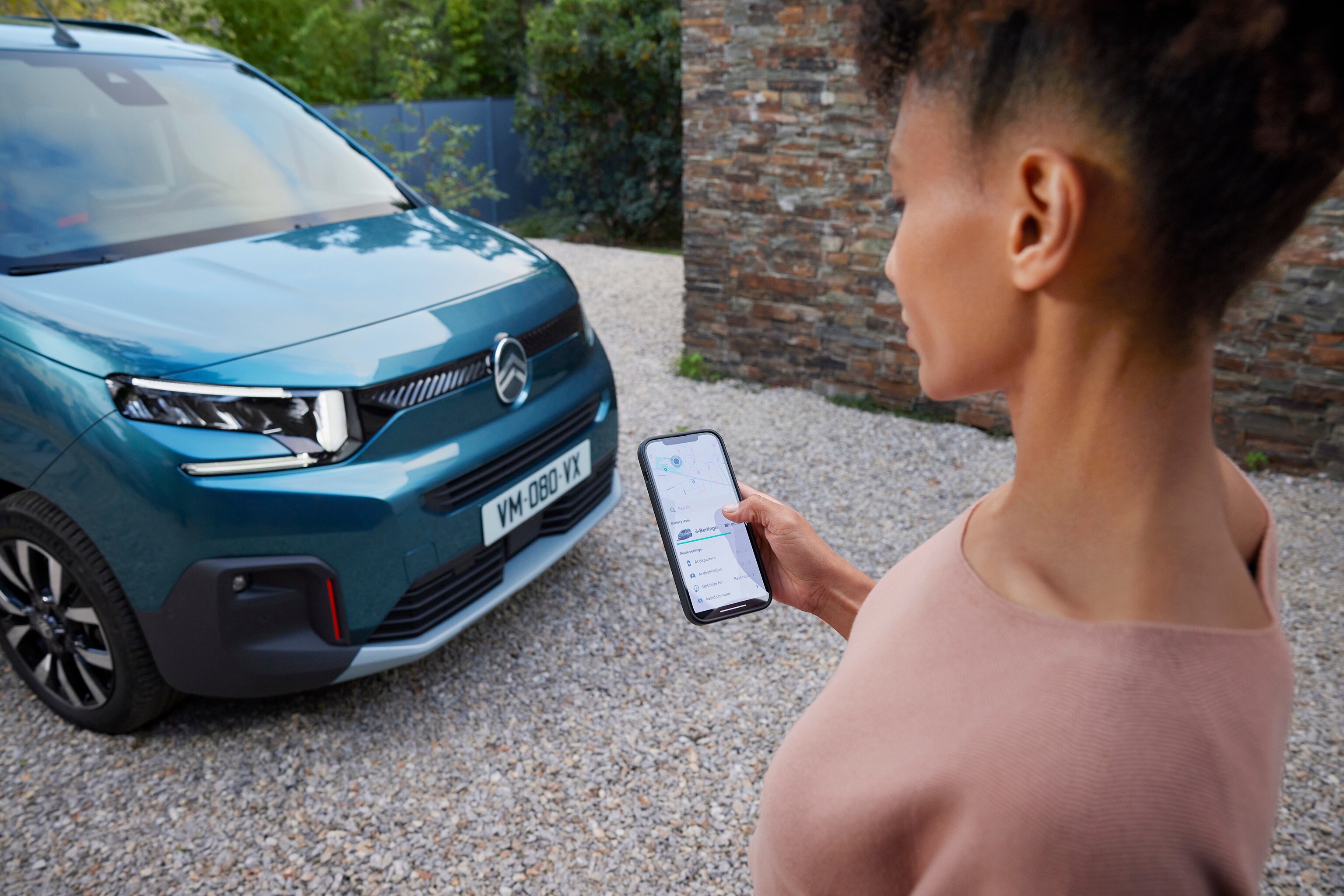 Vista detallada del ë-Berlingo mostrando control de carga conectada, tecnología, seguridad y eficiencia para uso eléctrico conveniente