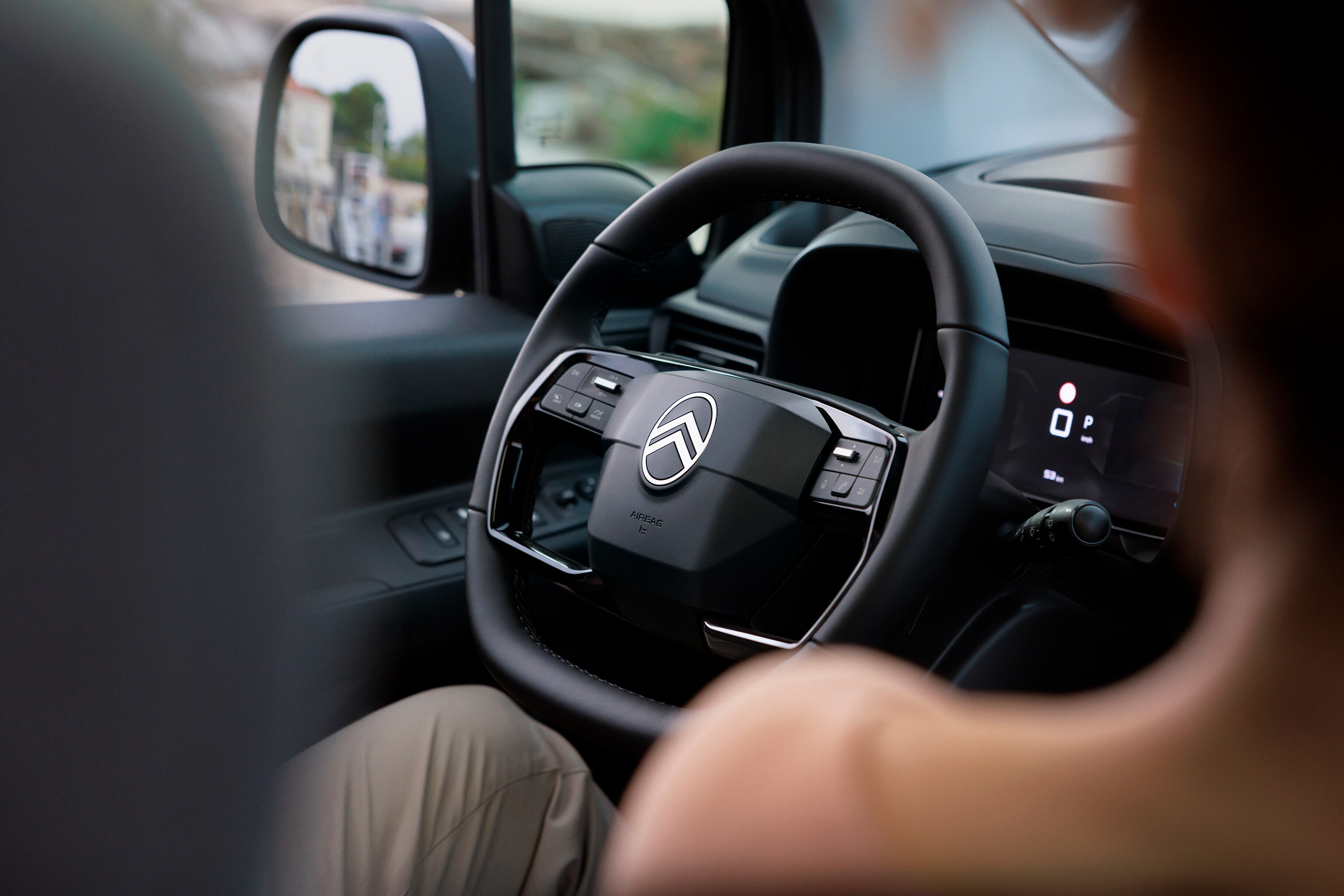 Vista del conductor del ë-Berlingo mostrando volante ergonómico, confort, seguridad, tecnología y experiencia de conducción diaria más suave
