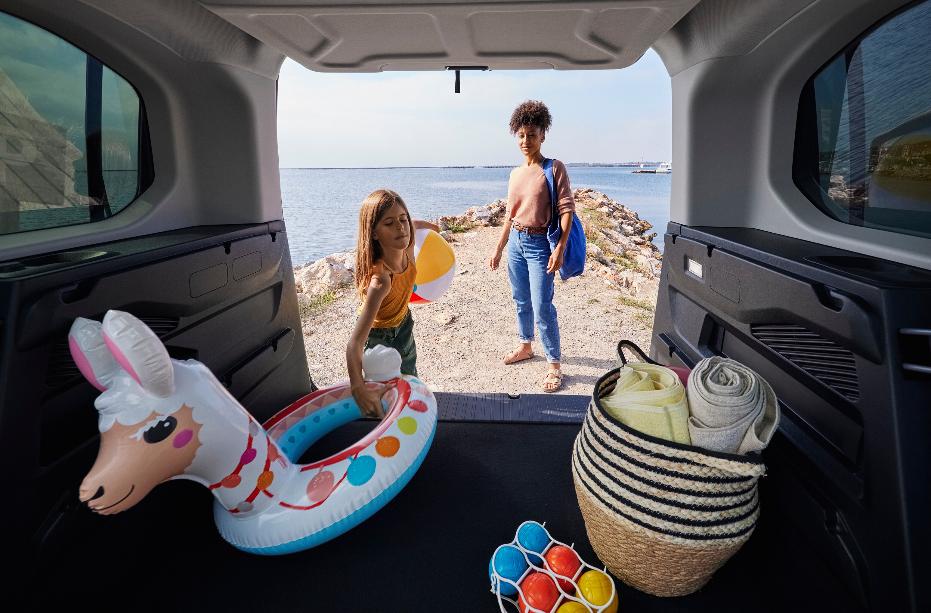 Vista trasera del ë-Berlingo destacando espacioso capacidad del maletero, practicidad, seguridad y con confianza diaria familiar conveniencia