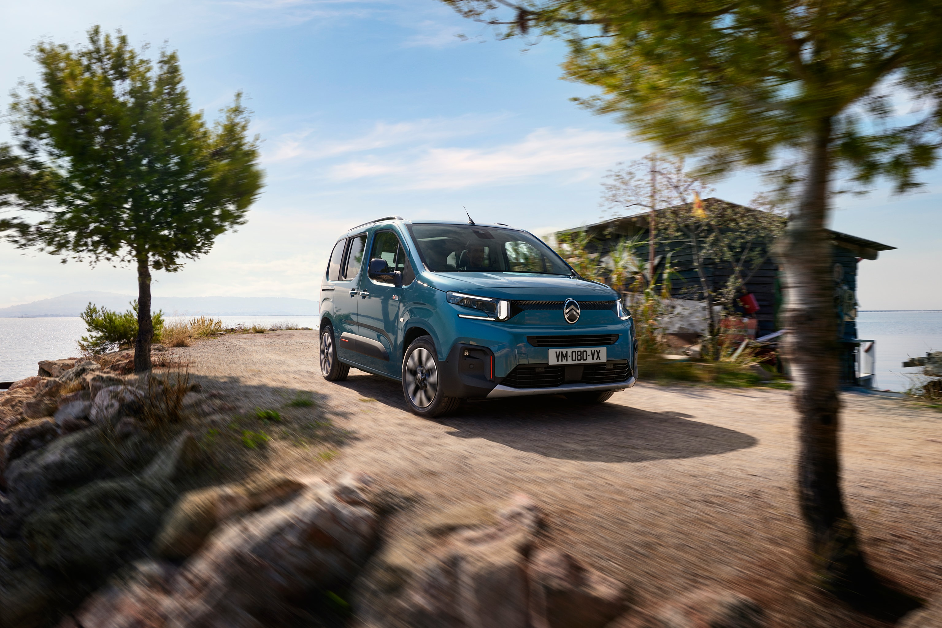 Vista frontal tres cuartos del Kiama Blue ë-Berlingo destacando diseño moderno y atractivo, eficiencia y seguridad
